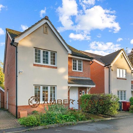 Spacious 5 Bed House In Reading By Amber Stays, Perfect For Business & Contractors, Sleeps 12! المظهر الخارجي الصورة