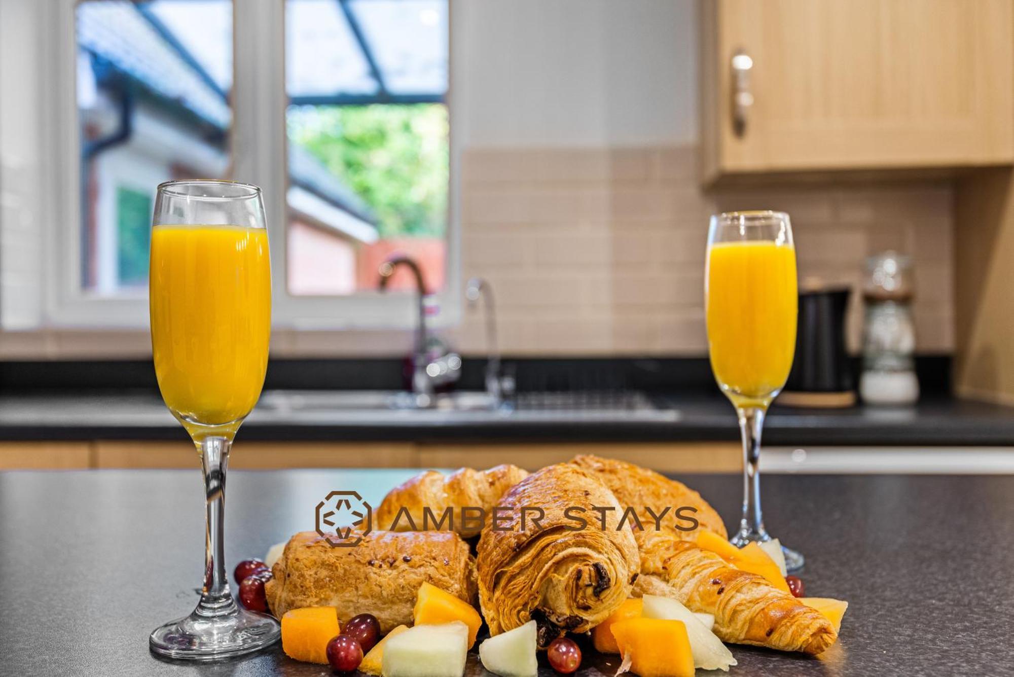 Spacious 5 Bed House In Reading By Amber Stays, Perfect For Business & Contractors, Sleeps 12! المظهر الخارجي الصورة