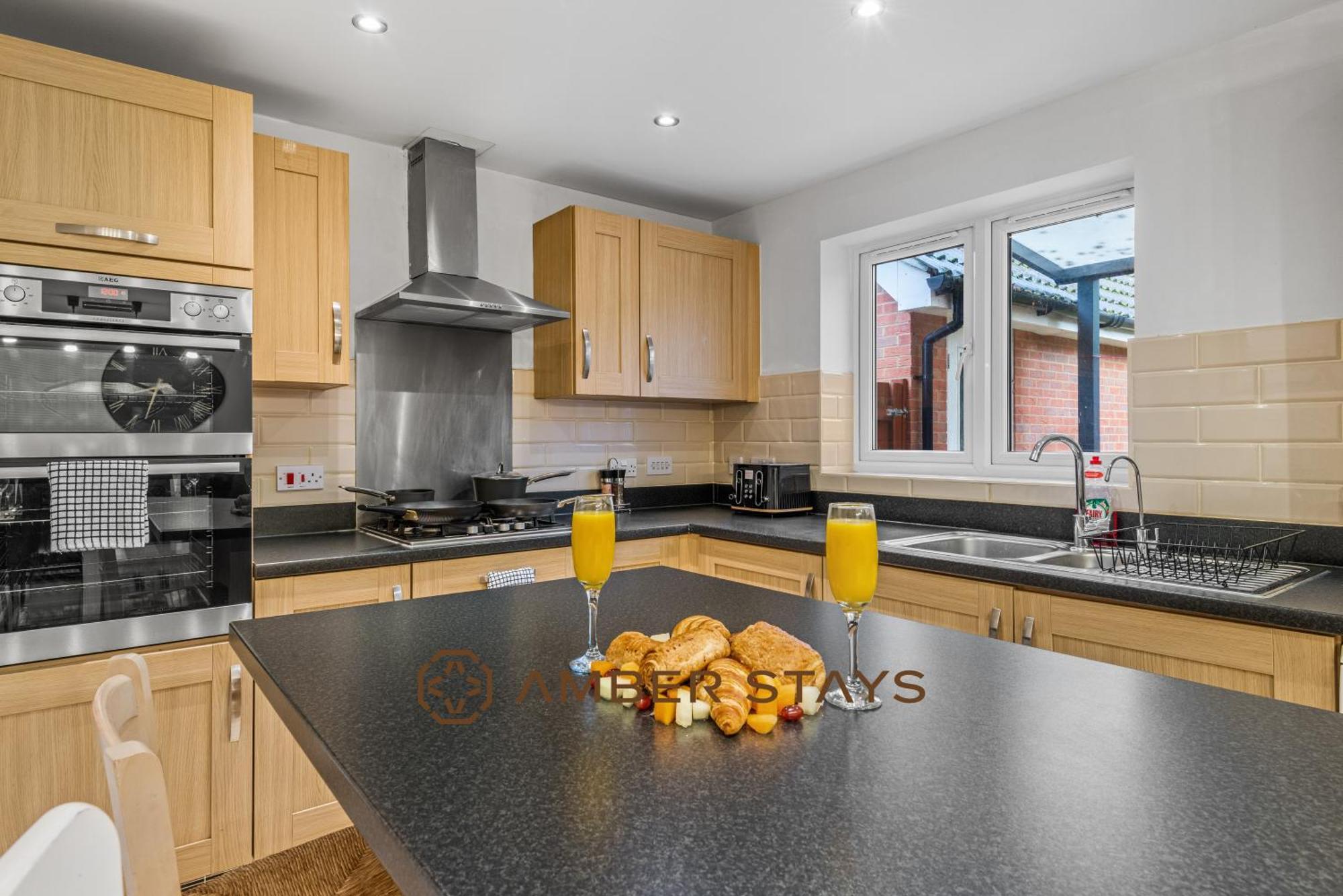 Spacious 5 Bed House In Reading By Amber Stays, Perfect For Business & Contractors, Sleeps 12! المظهر الخارجي الصورة