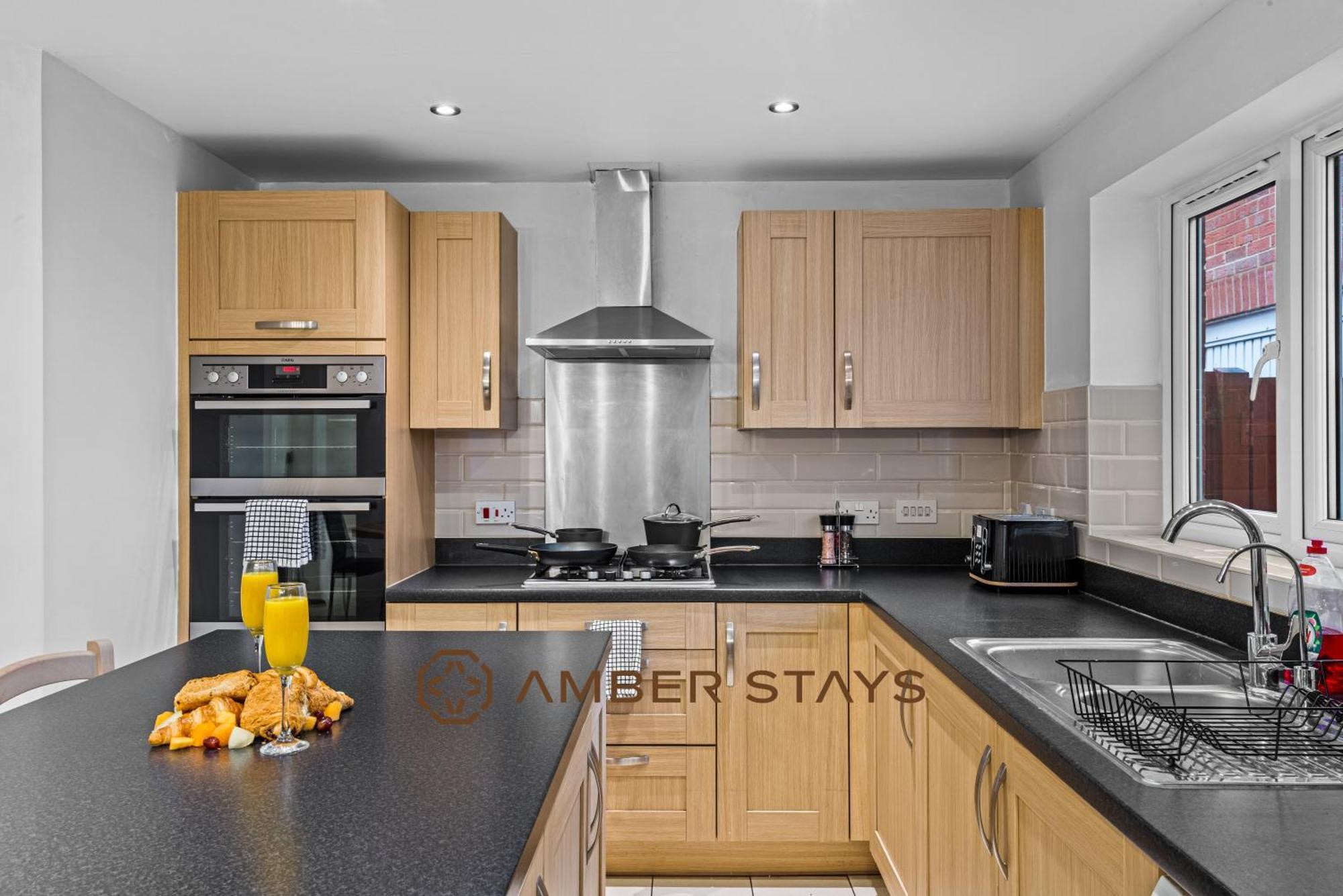 Spacious 5 Bed House In Reading By Amber Stays, Perfect For Business & Contractors, Sleeps 12! المظهر الخارجي الصورة