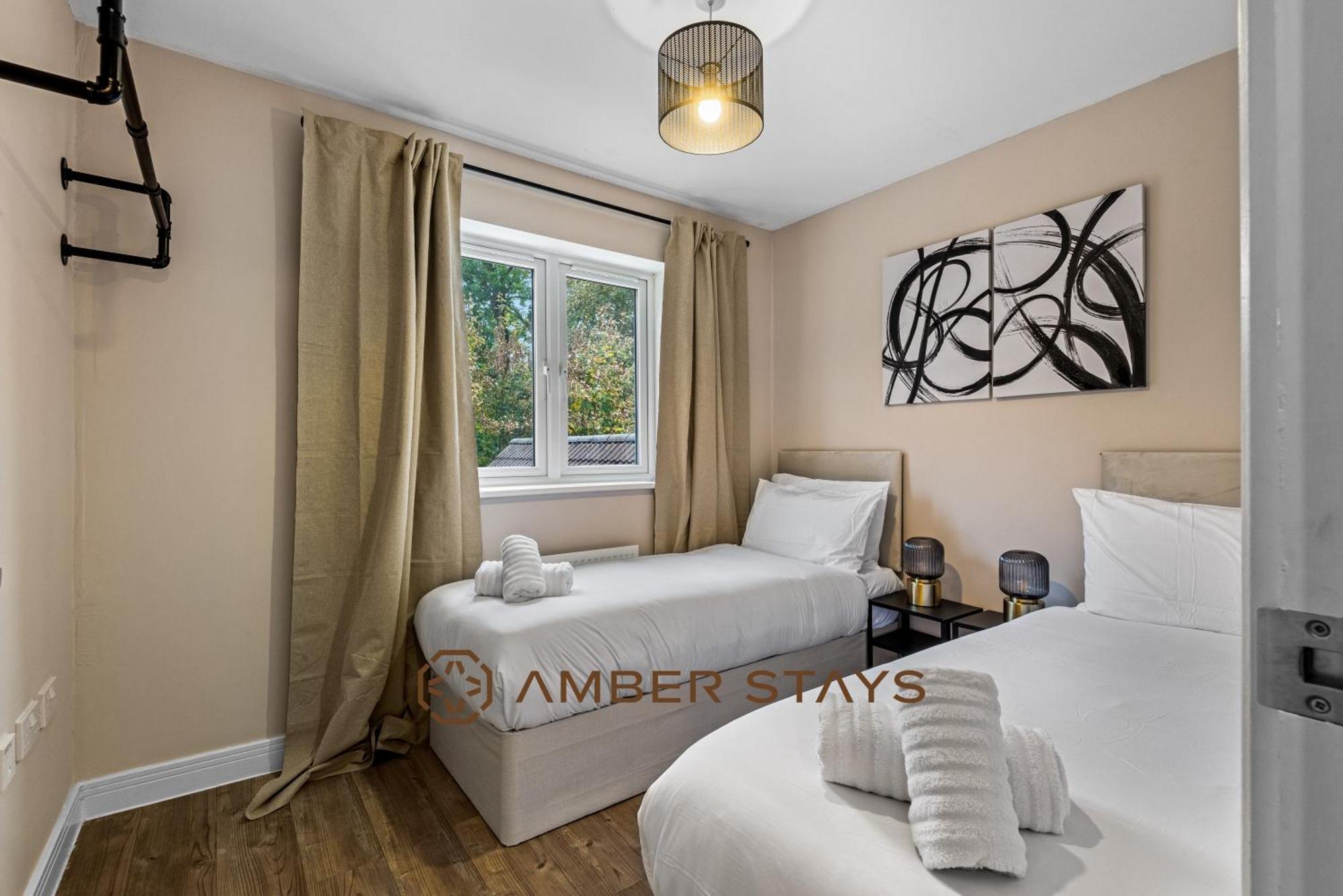 Spacious 5 Bed House In Reading By Amber Stays, Perfect For Business & Contractors, Sleeps 12! المظهر الخارجي الصورة