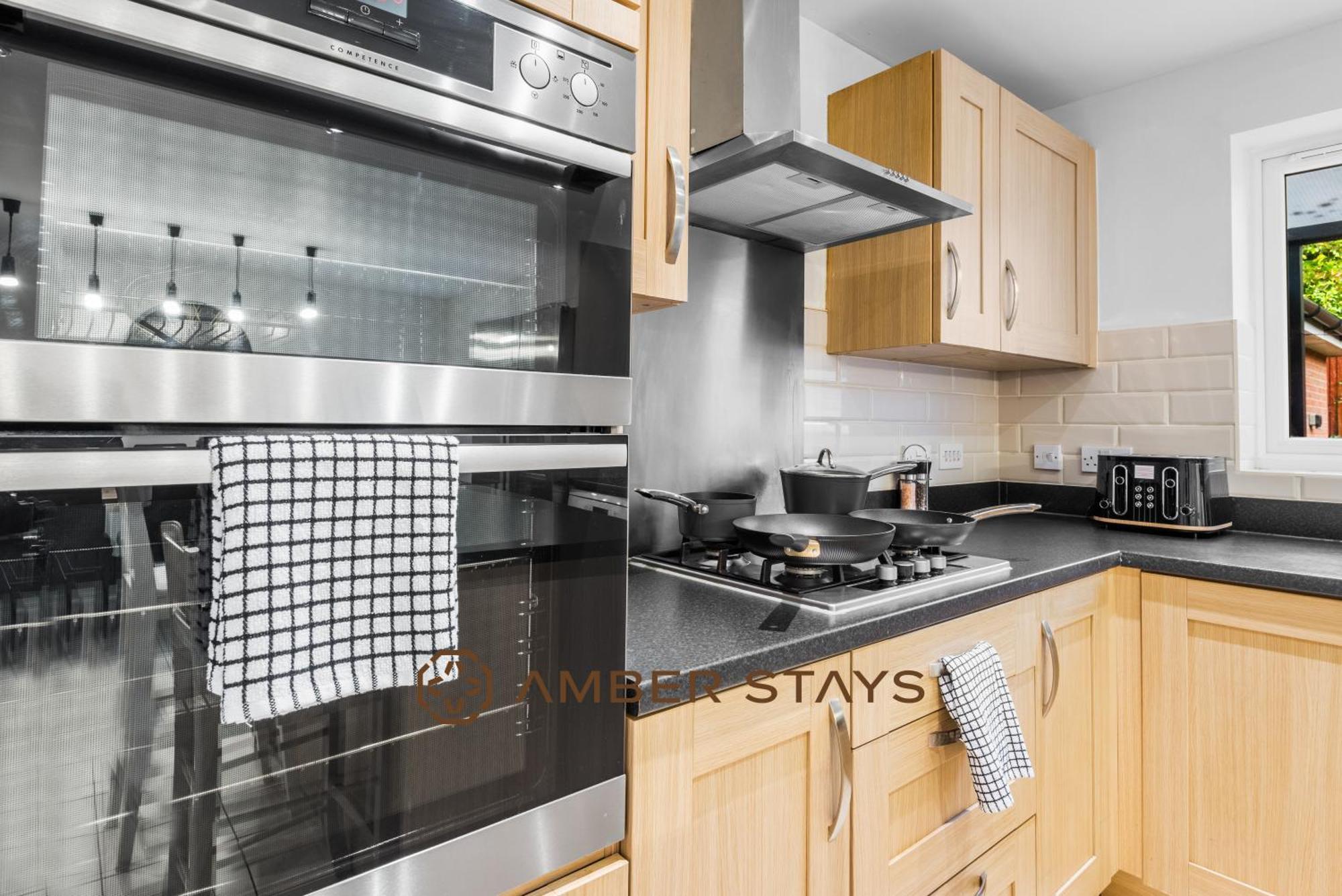 Spacious 5 Bed House In Reading By Amber Stays, Perfect For Business & Contractors, Sleeps 12! المظهر الخارجي الصورة