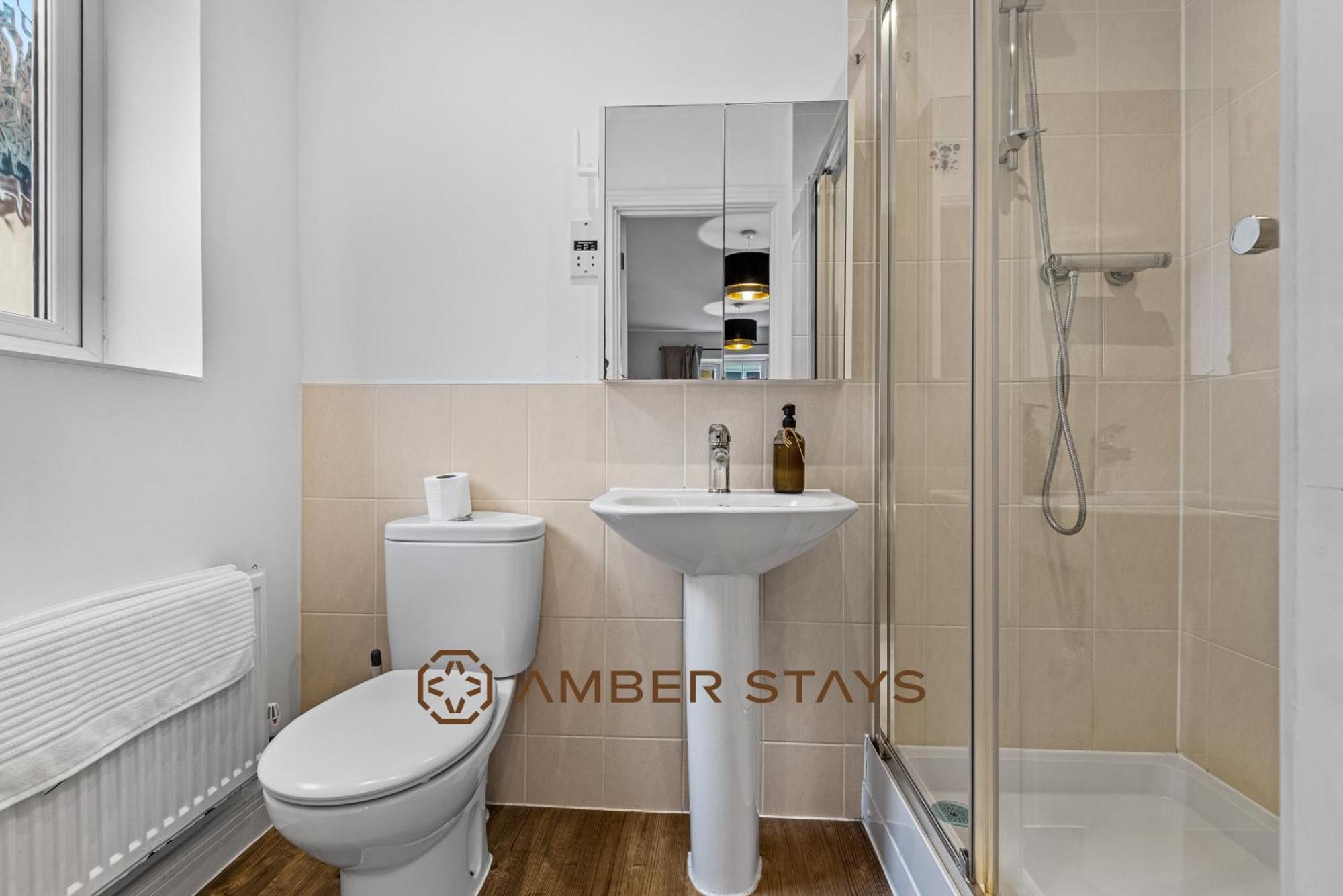 Spacious 5 Bed House In Reading By Amber Stays, Perfect For Business & Contractors, Sleeps 12! المظهر الخارجي الصورة